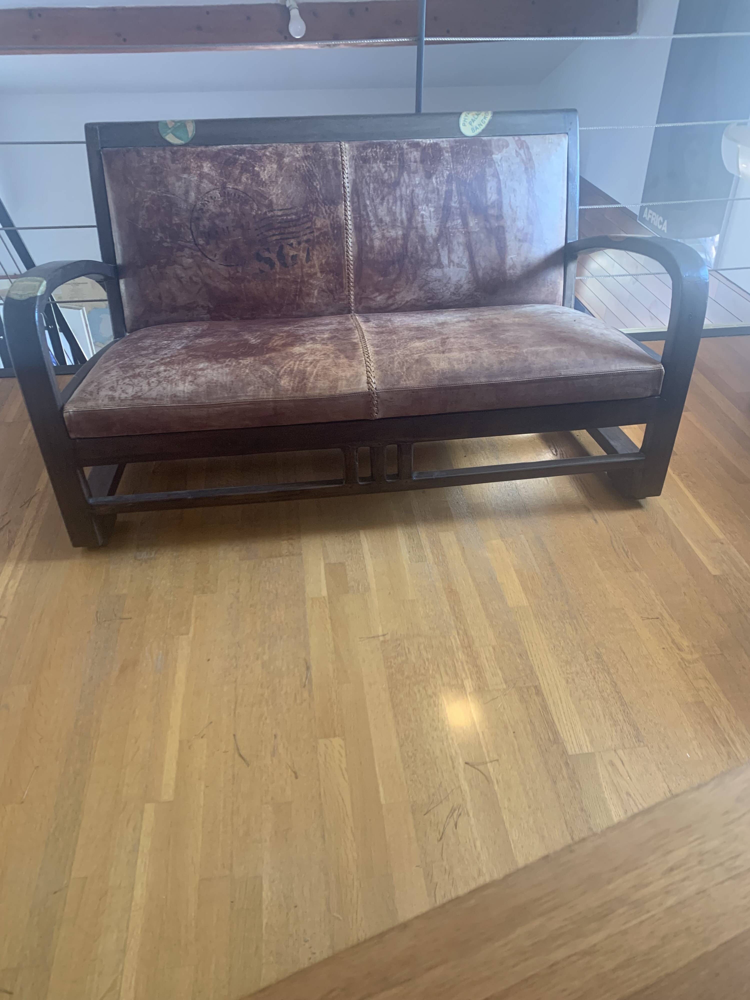 Vintage colonial-style bench in solid wood and patinated leather.