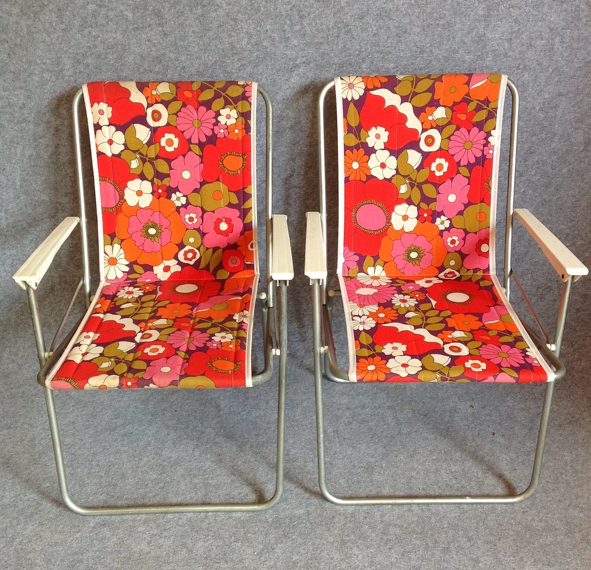 Pair of chairs folding vintage