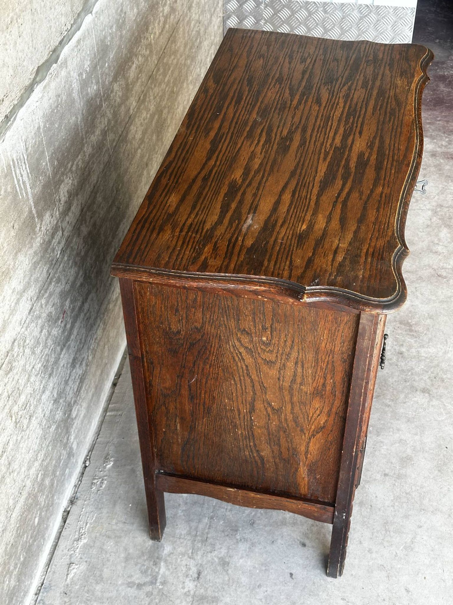 Petit meuble de rangement en chêne sculpté – circa 1930