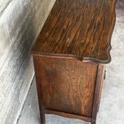 Petit meuble de rangement en chêne sculpté – circa 1930