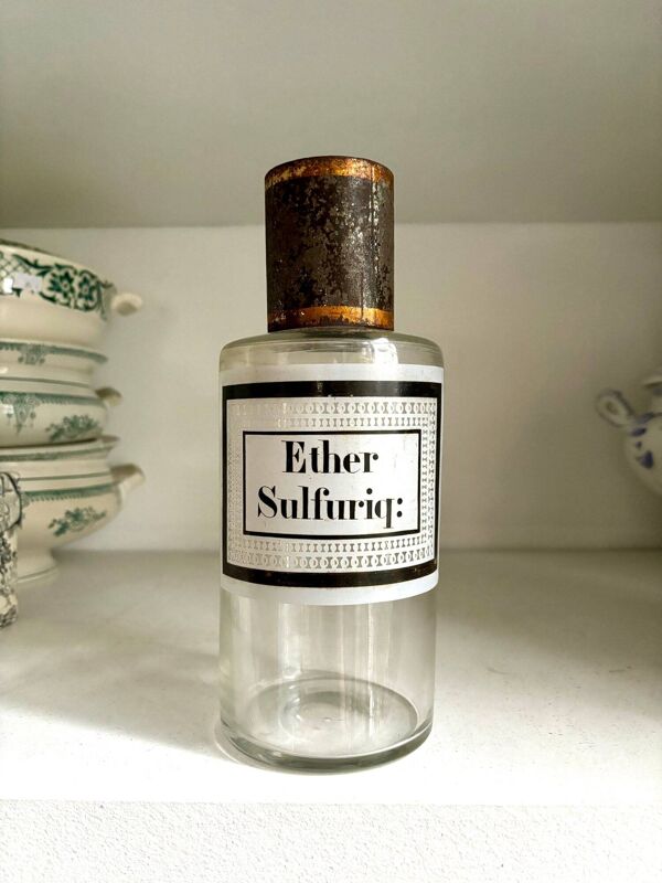 Flacon d'apothicaire ether sulfuriq: en verre transparent et métal