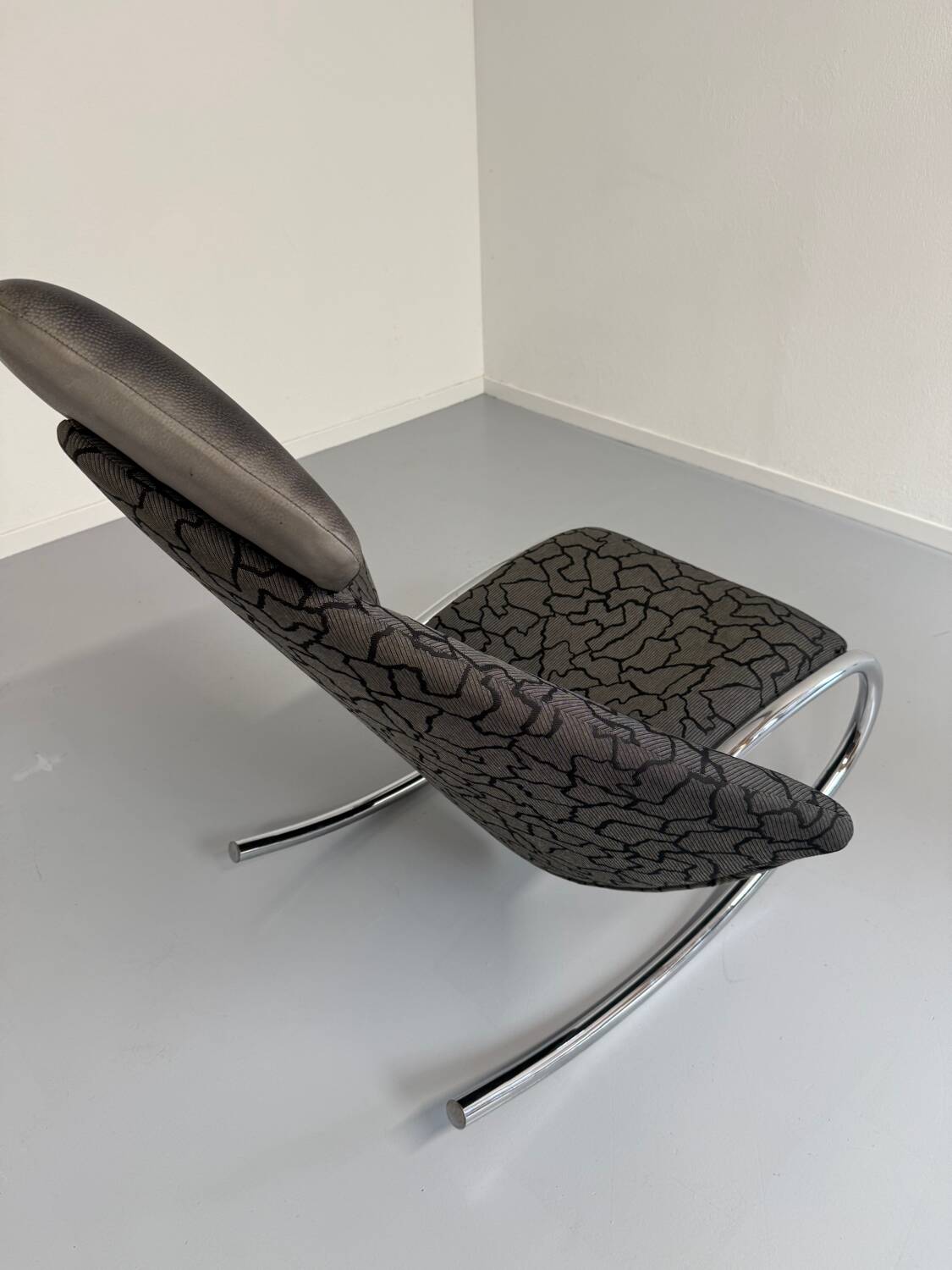 French design rocking chair in fabric and metal from the 70s/80s