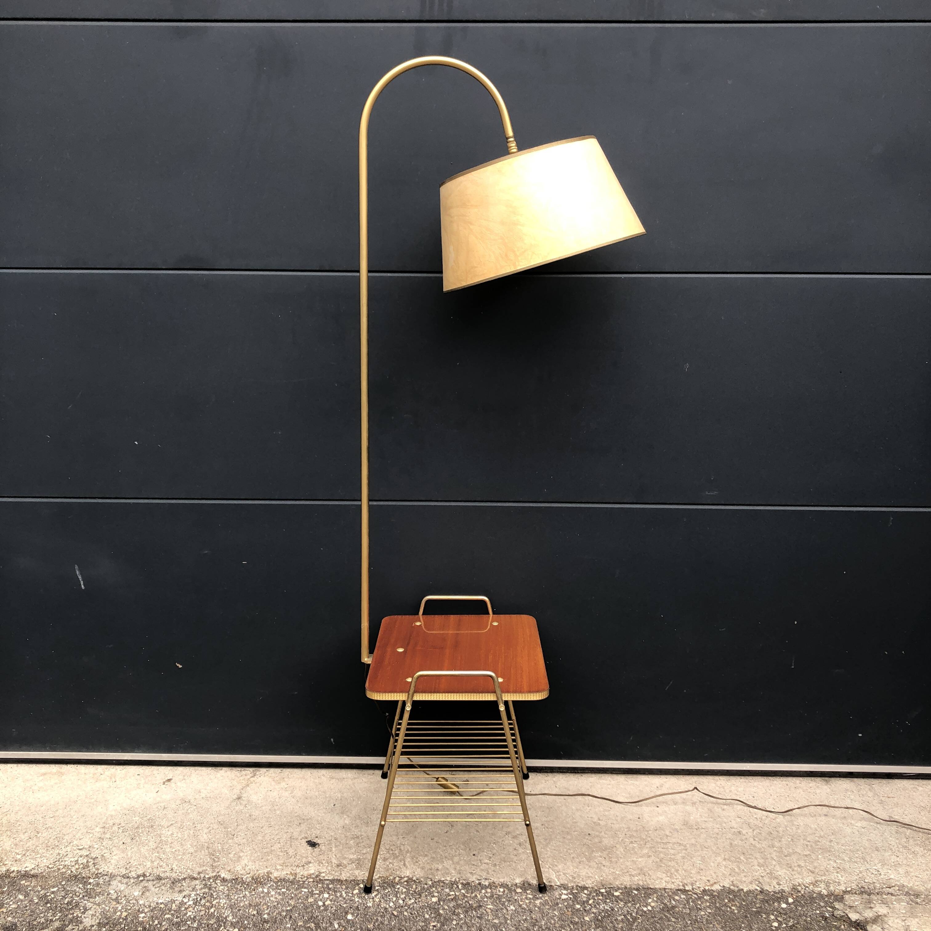 Magazine holder floor lamp
