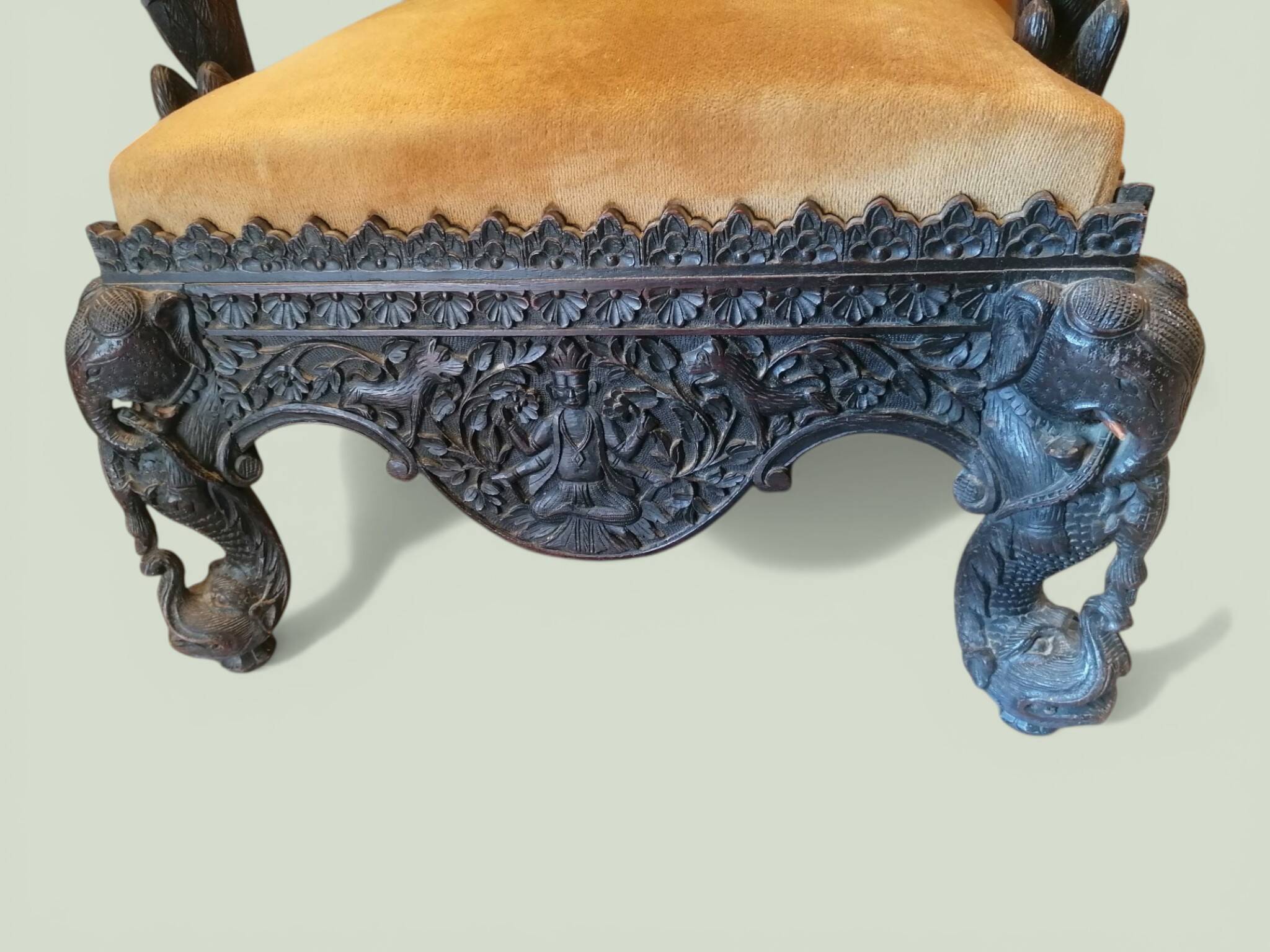 Indian throne chair in carved red wood - Buddhist / Hindu.