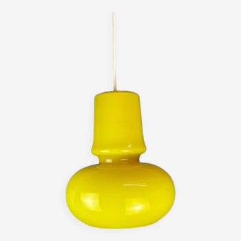 Lampe suspendue moderne du milieu du siècle en verre opalin jaune