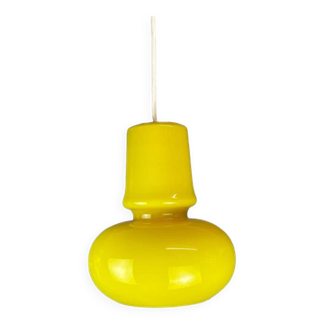 Lampe suspendue moderne du milieu du siècle en verre opalin jaune