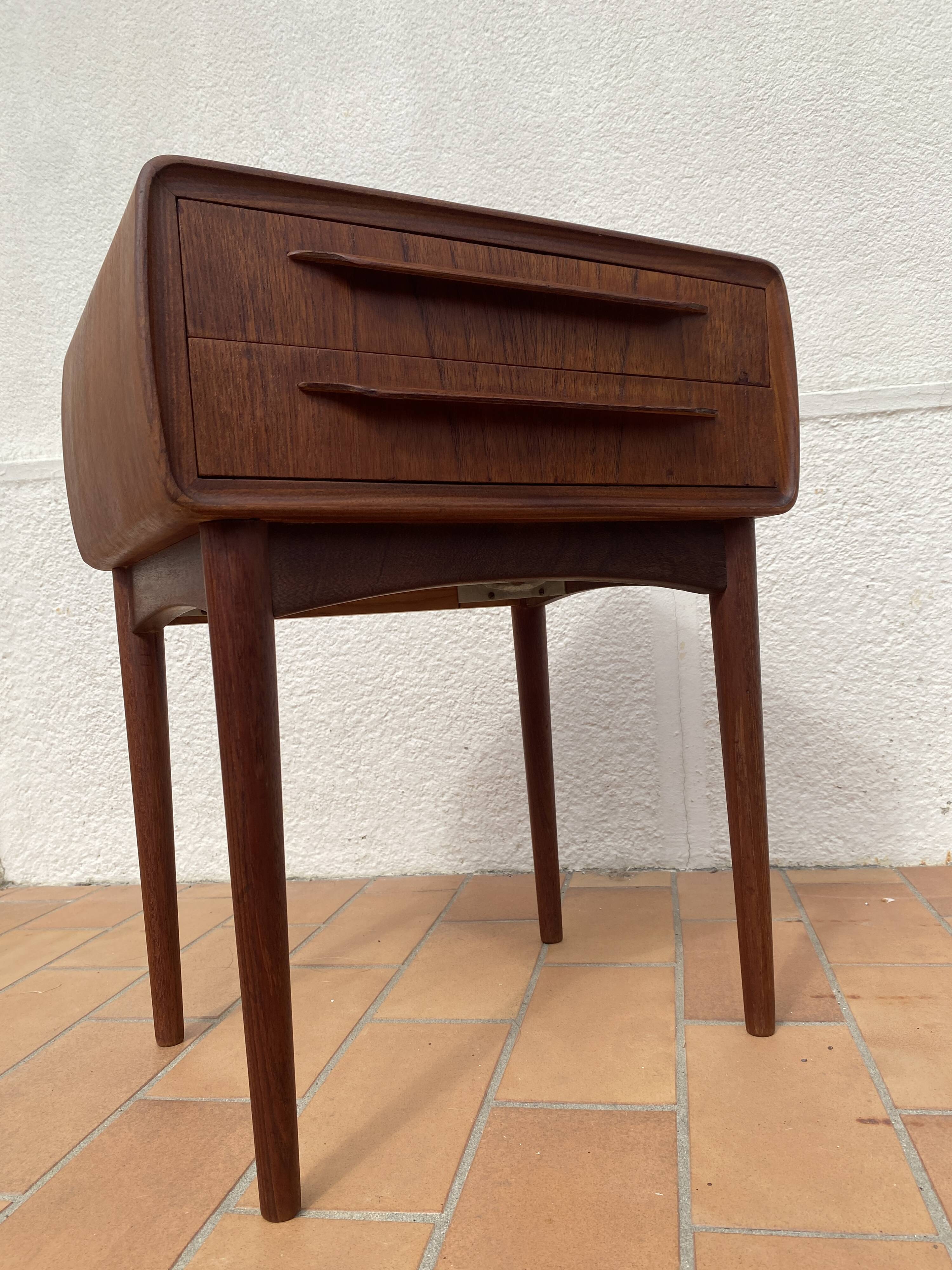 Vintage Scandinavian design bedside table in teak by the Danish Andersen.