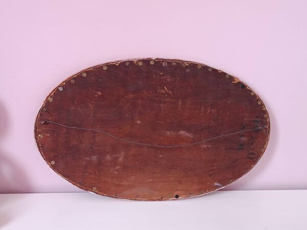Miroir ovale au cadre doré et travaillé