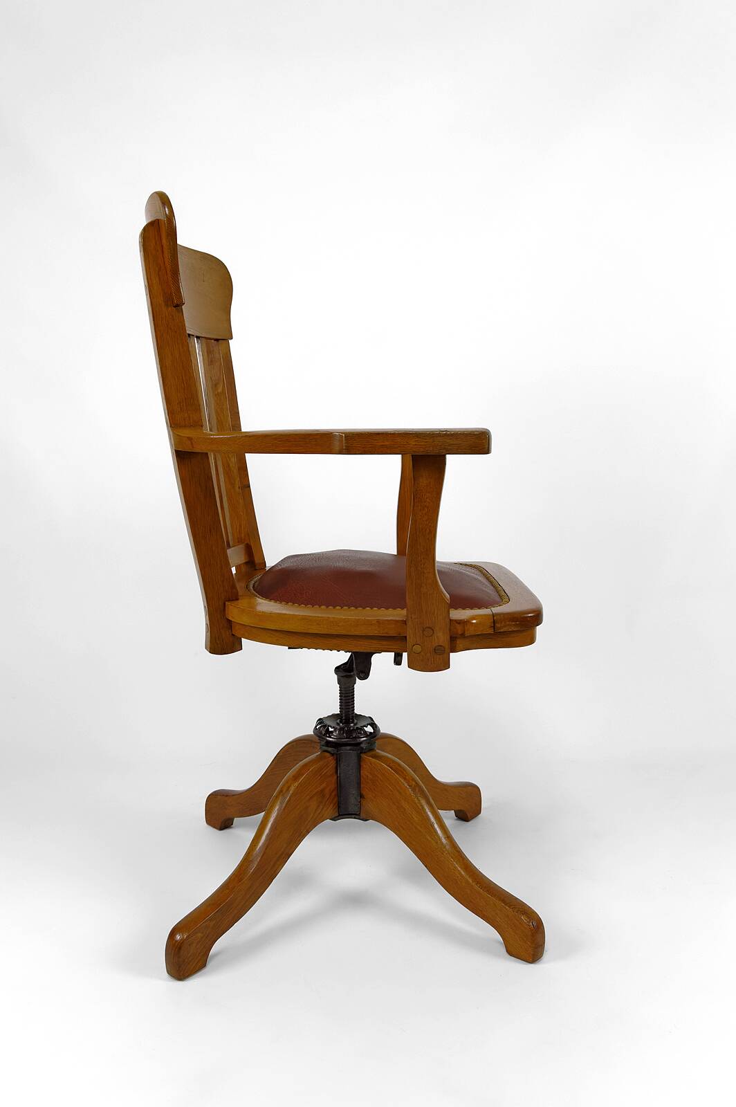 American swivel office armchair in oak, with leather seat, USA, Circa 1900