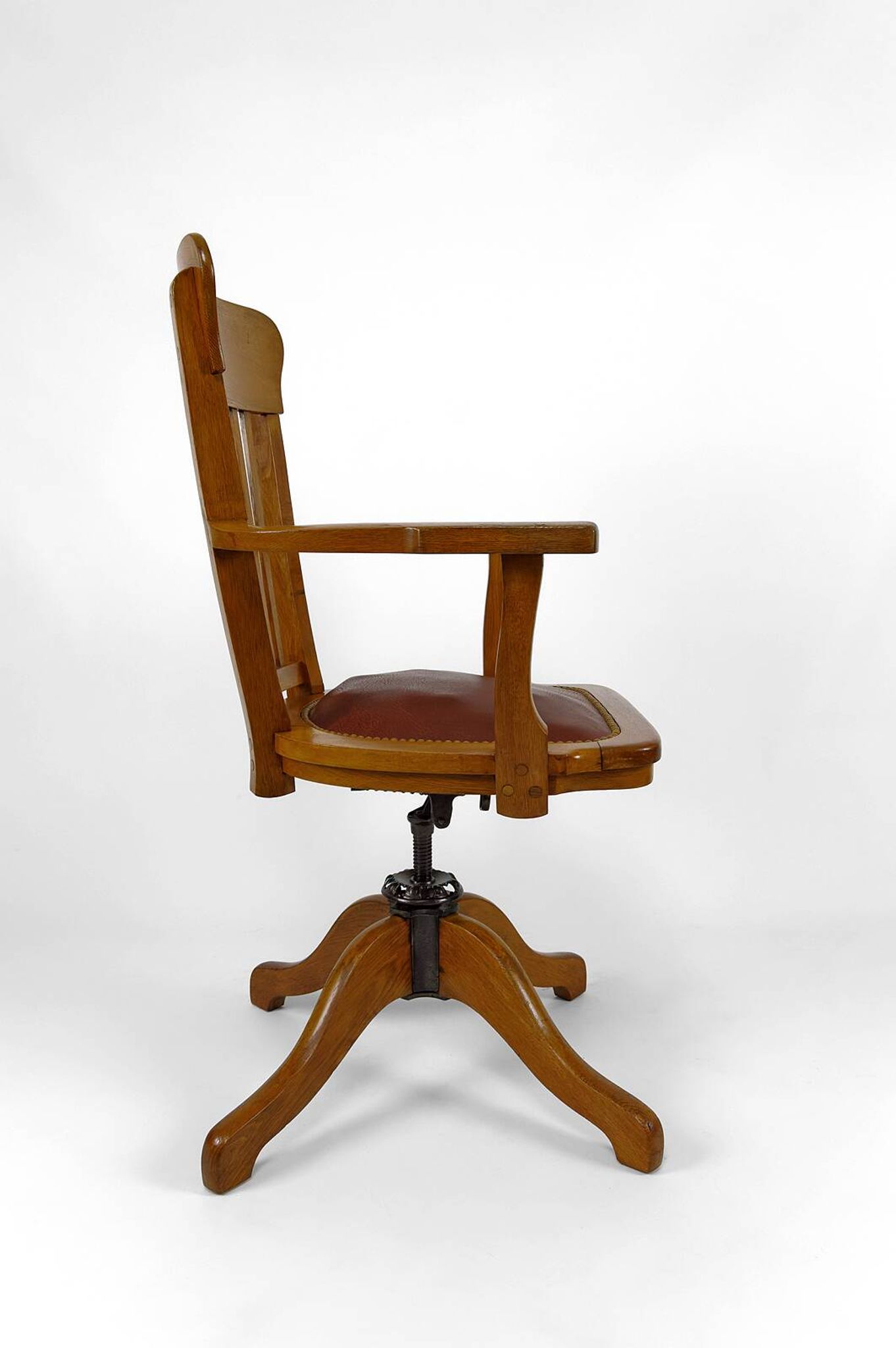 American swivel office armchair in oak, with leather seat, USA, Circa 1900