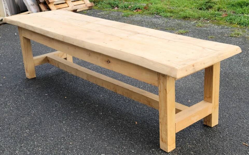 Immense table de ferme aérogommée : travail d'ébénisterie