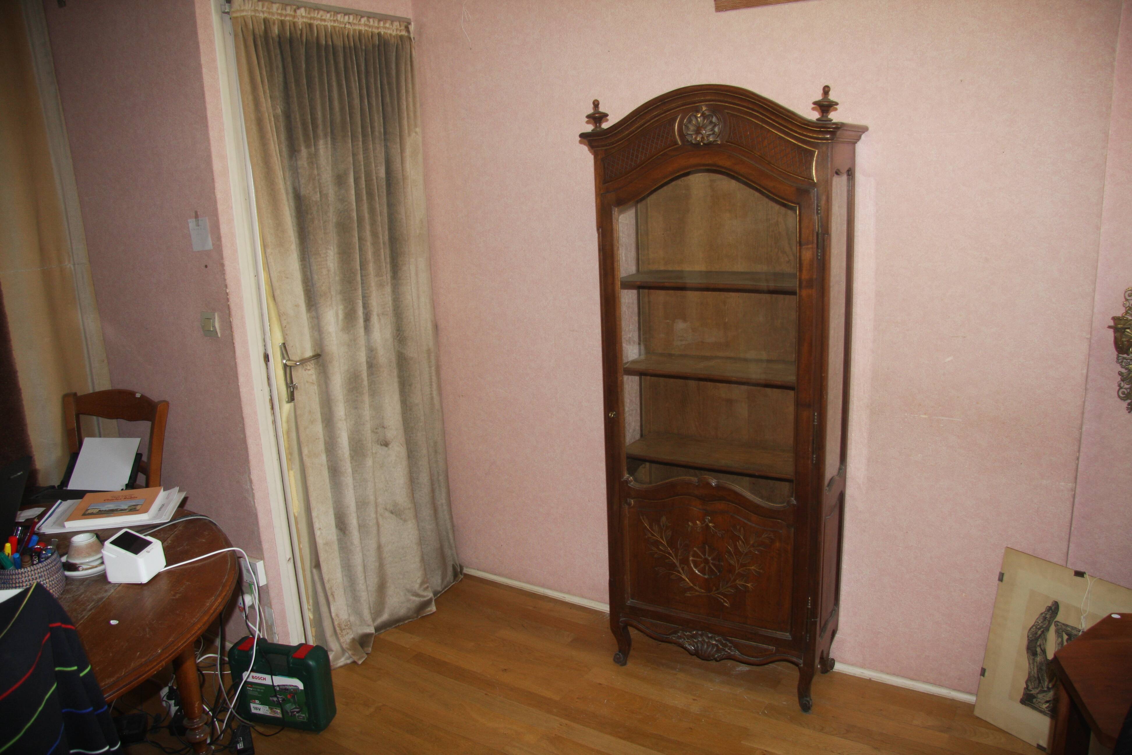 Beech display cabinet, 3 shelves, very good condition.