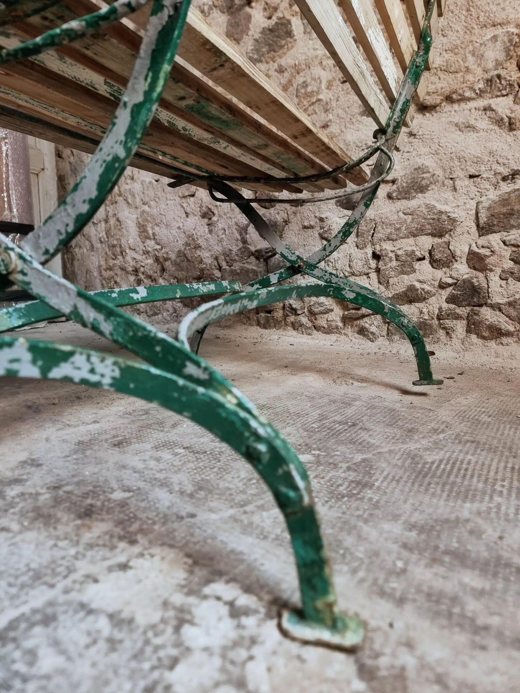 Banc de jardin pliant français ancien, pin et cadre en fer riveté