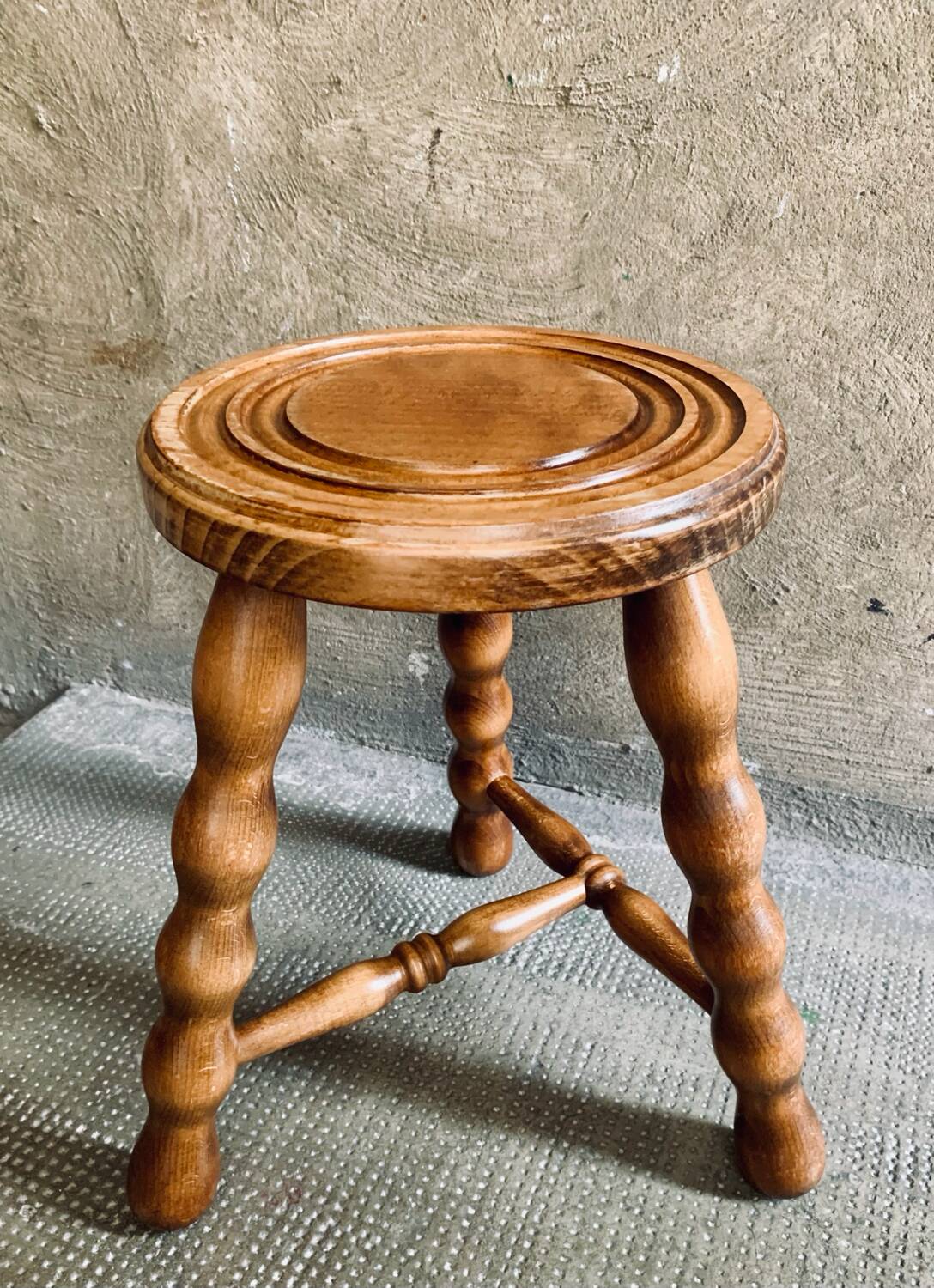 Tabouret tripode bois à entretoise vintage