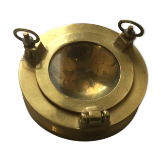 Window ashtray