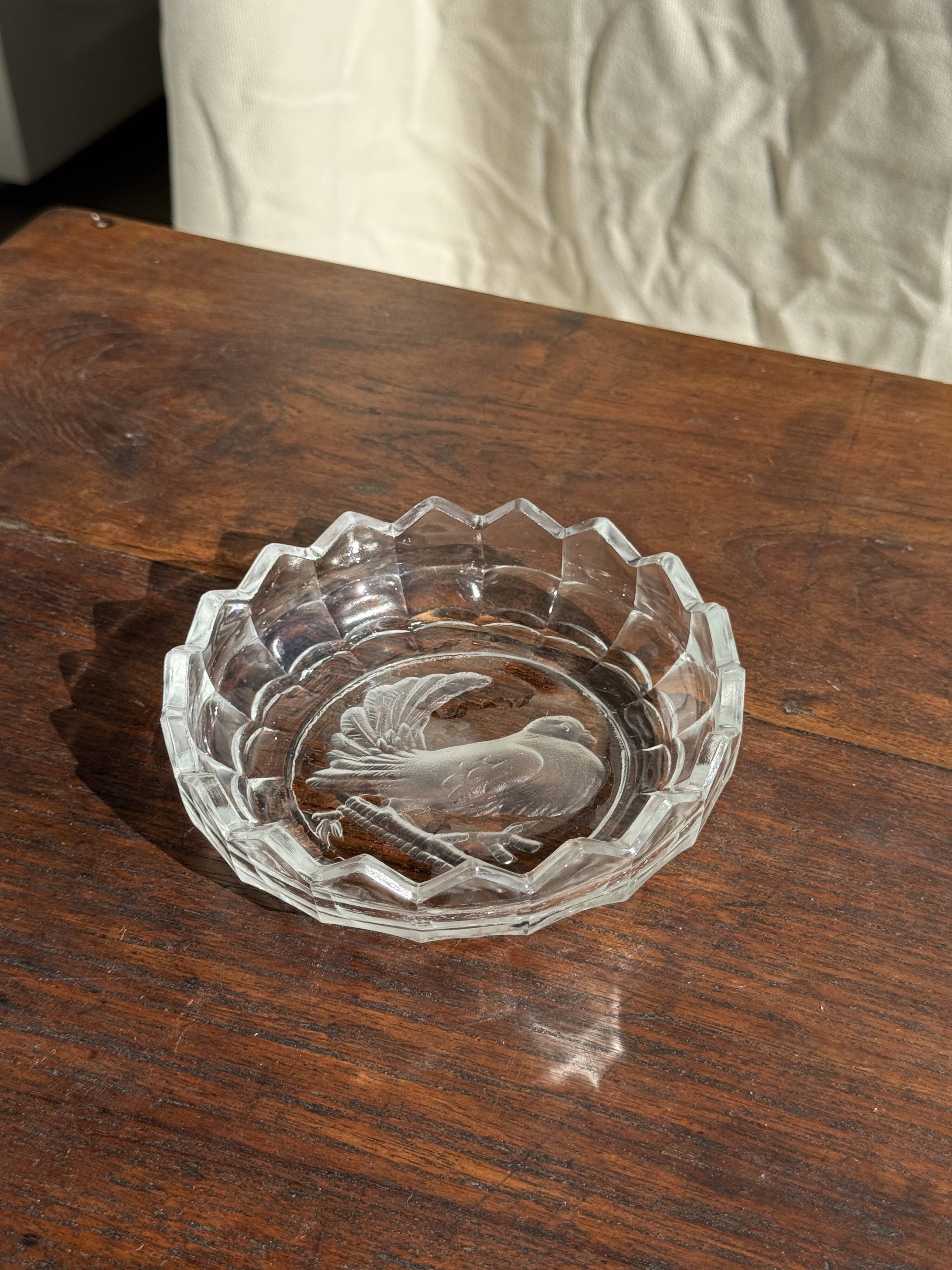 Pressed glass ashtray with dove pattern D:13.5