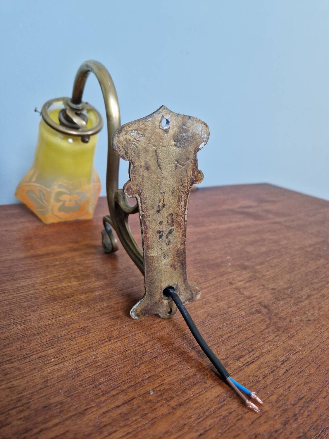 Art Nouveau wall light in bronze and satin glass, 1910s