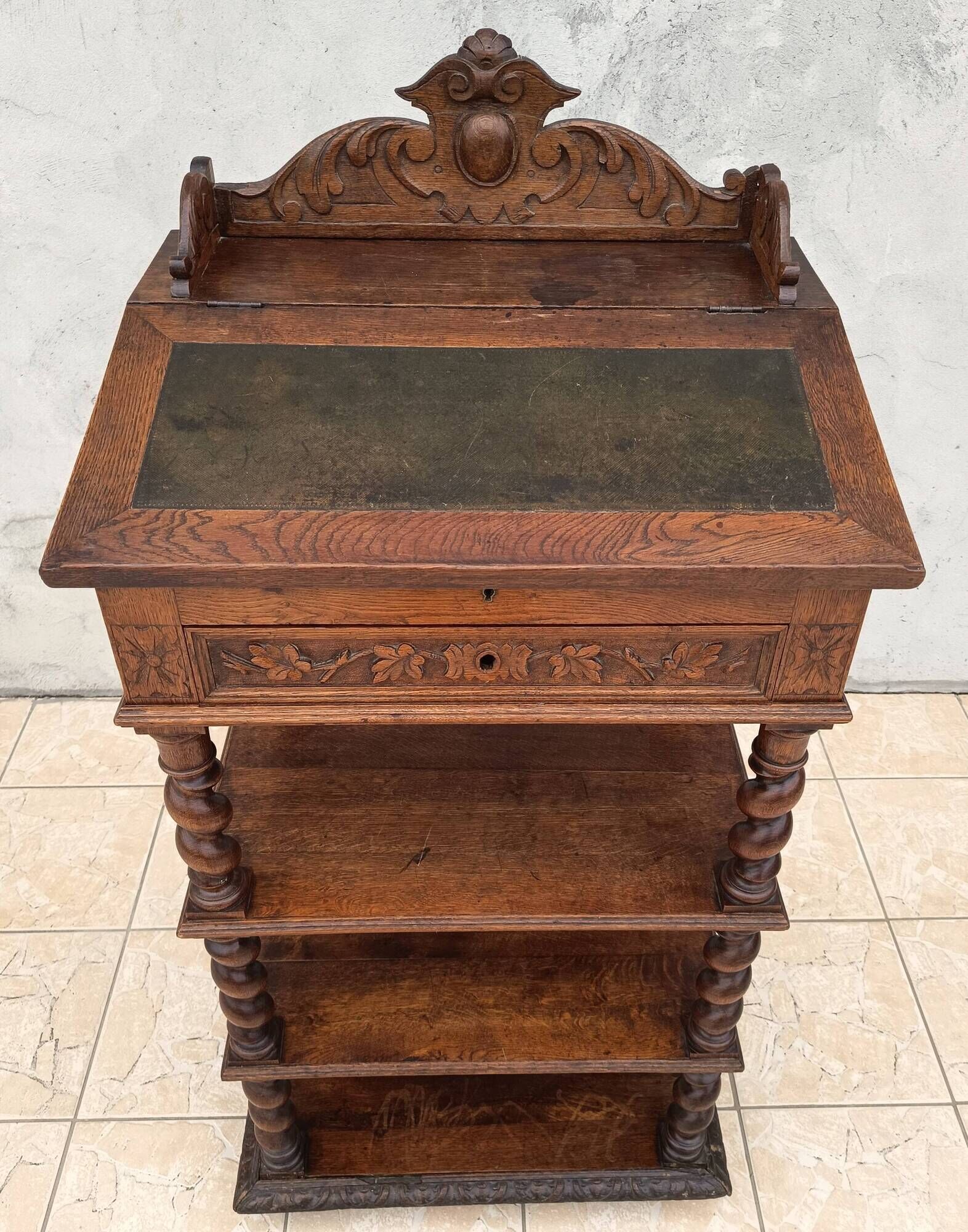 High Louis XIII writing desk in oak, 19th century.