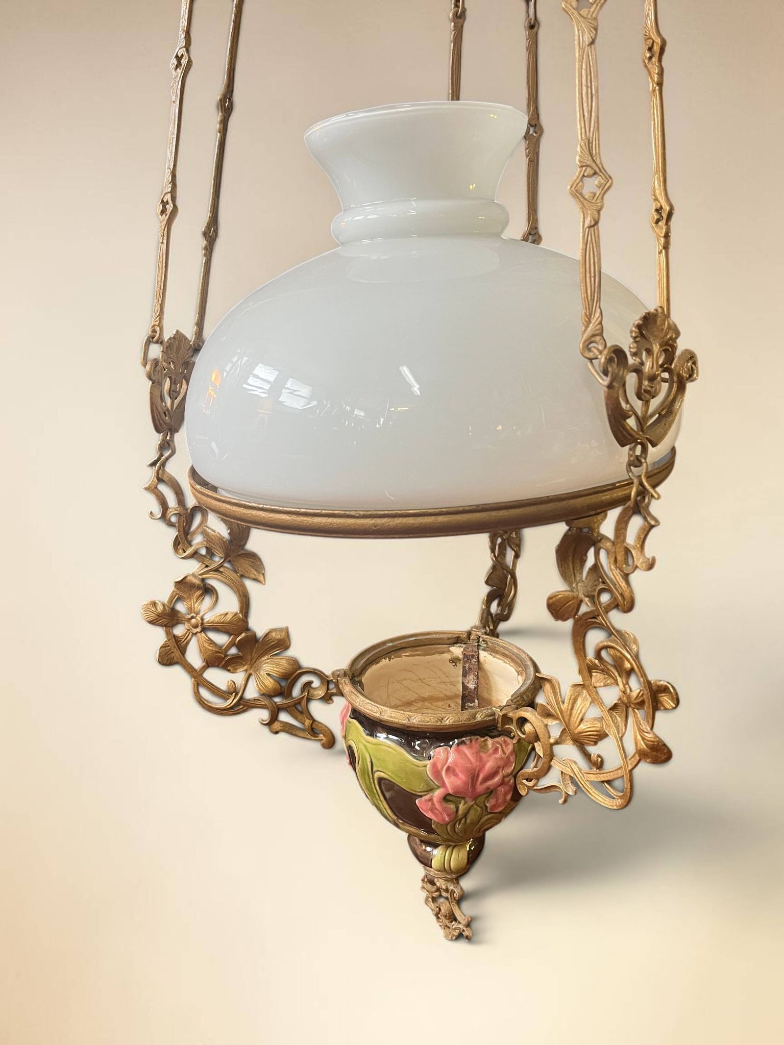 Art Nouveau suspension, rising and falling, in slipware, around 1900.