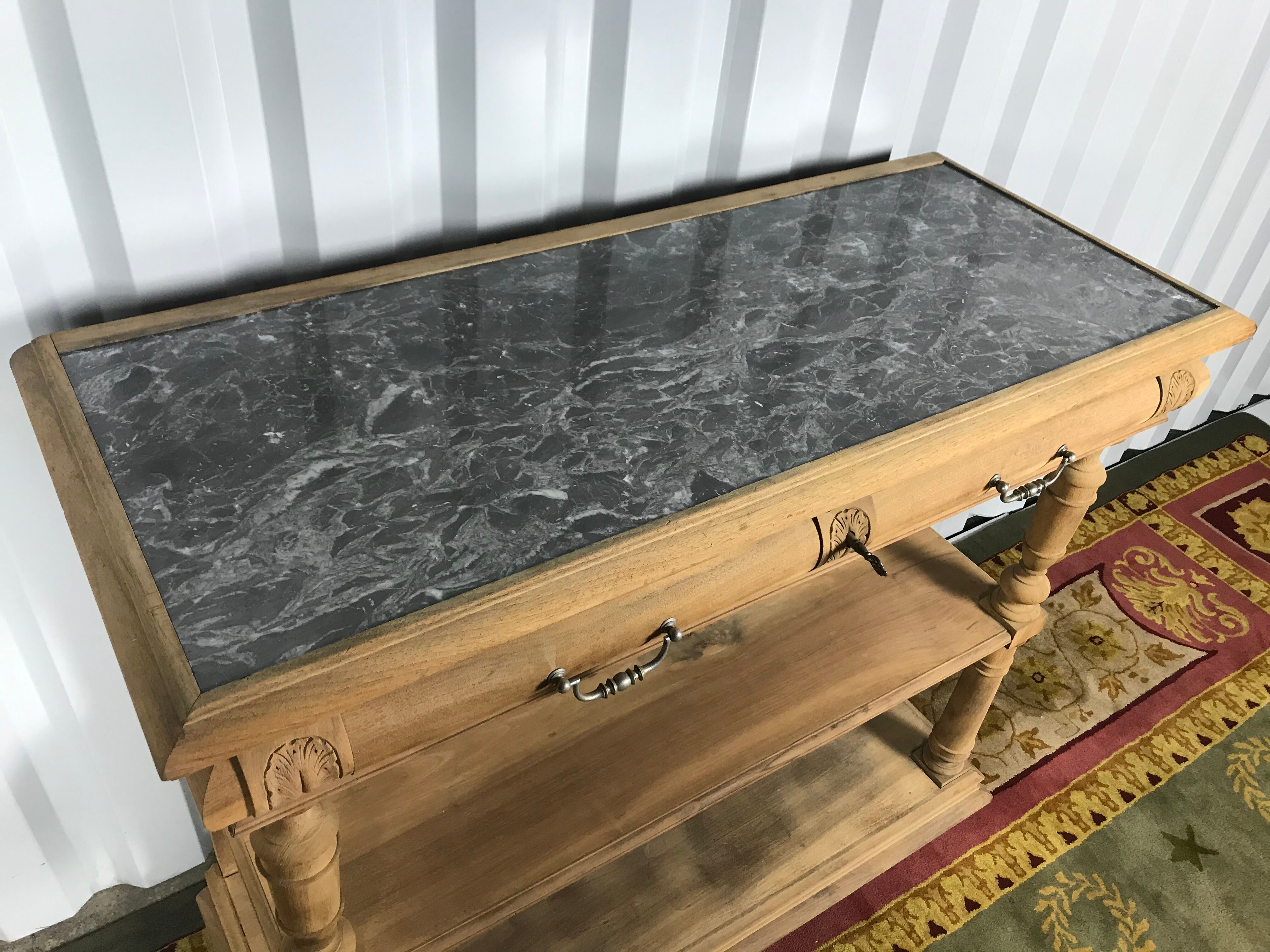 Console Henri II noyer aéro gommé et marbre