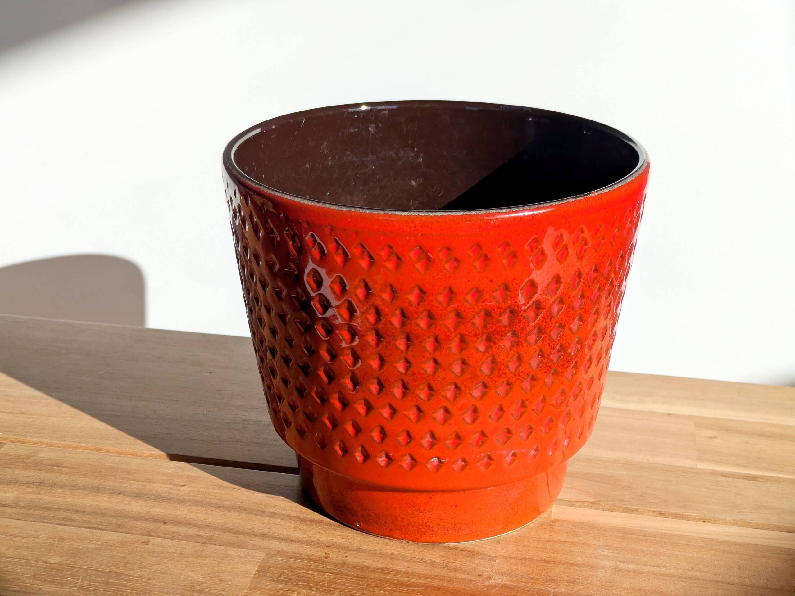 Grand cache-pot vintage en céramique allemande, texture fraise rouge