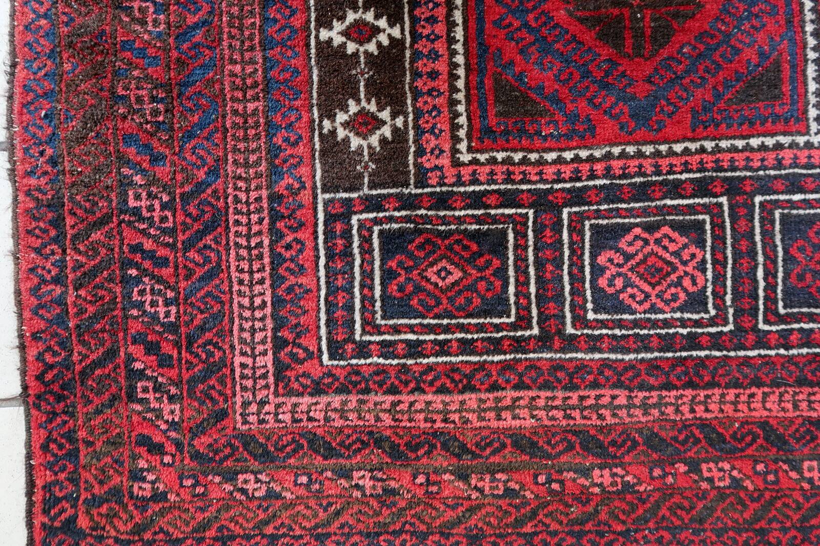 Tapis de Prière Vintage Baluch Fait Main en Laine – 94 x 152 cm