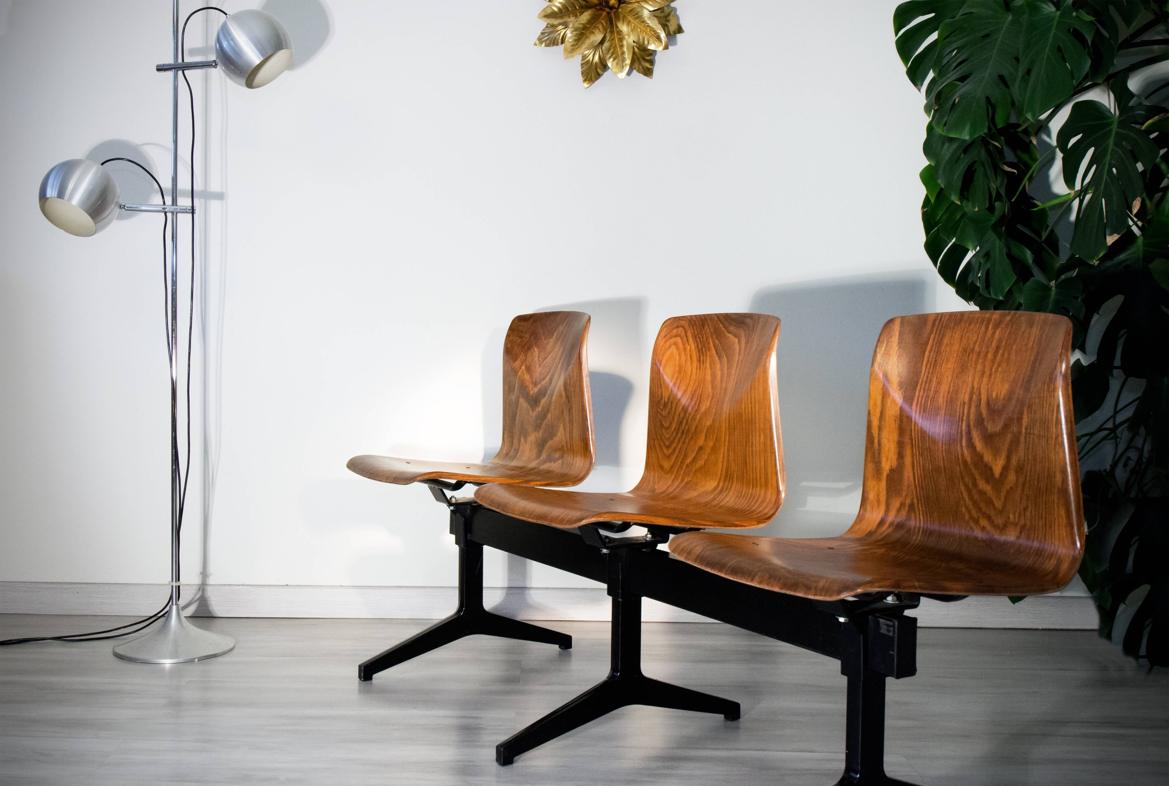Suite de 3 chaises bois sur poutre Mullca