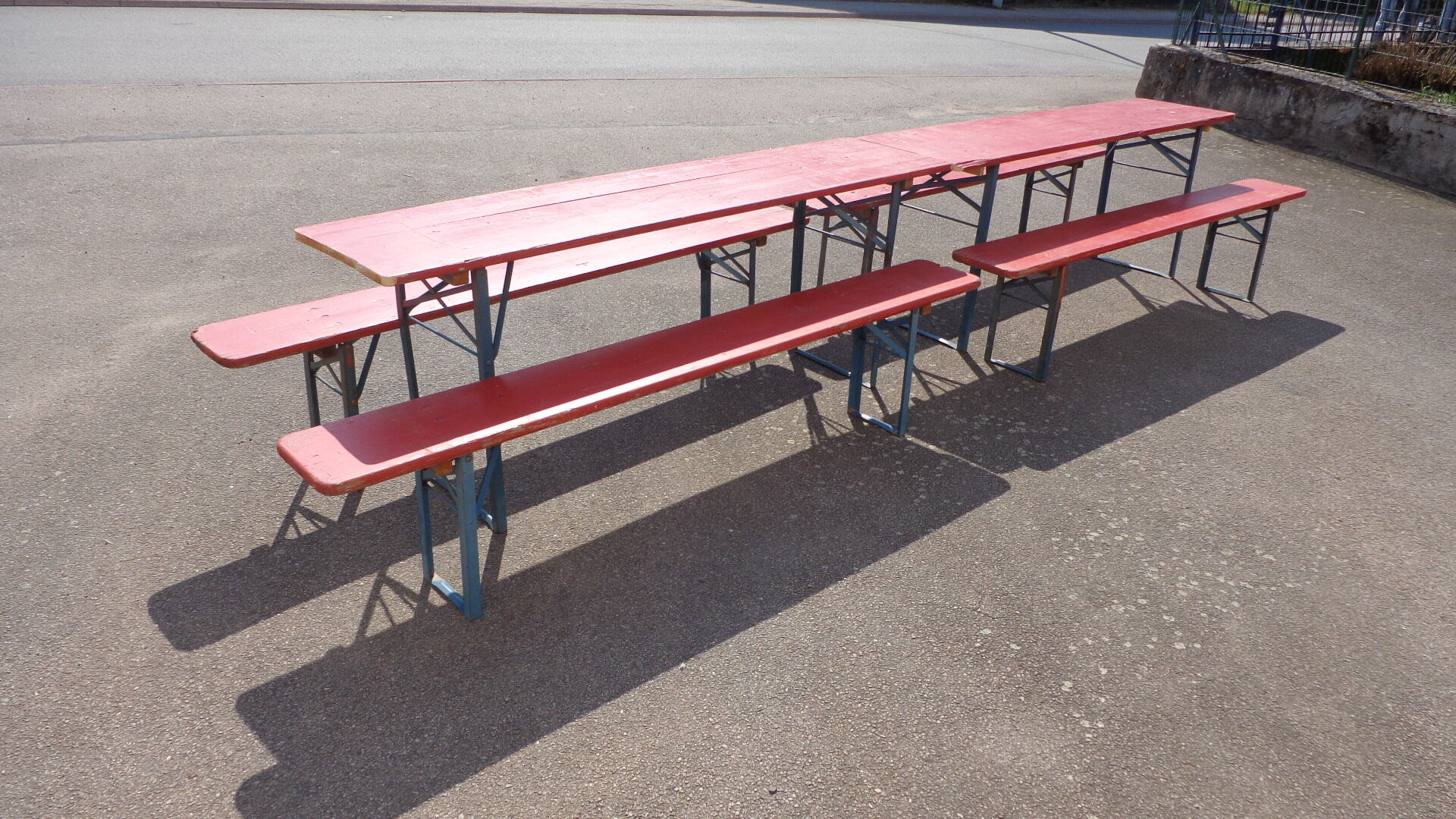 Duo de tables avec bancs de brasserie