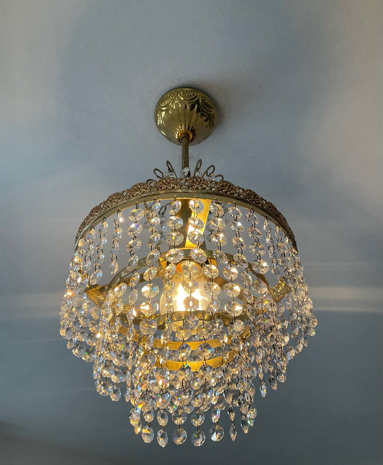 Chandelier with crystal and brass pendants
