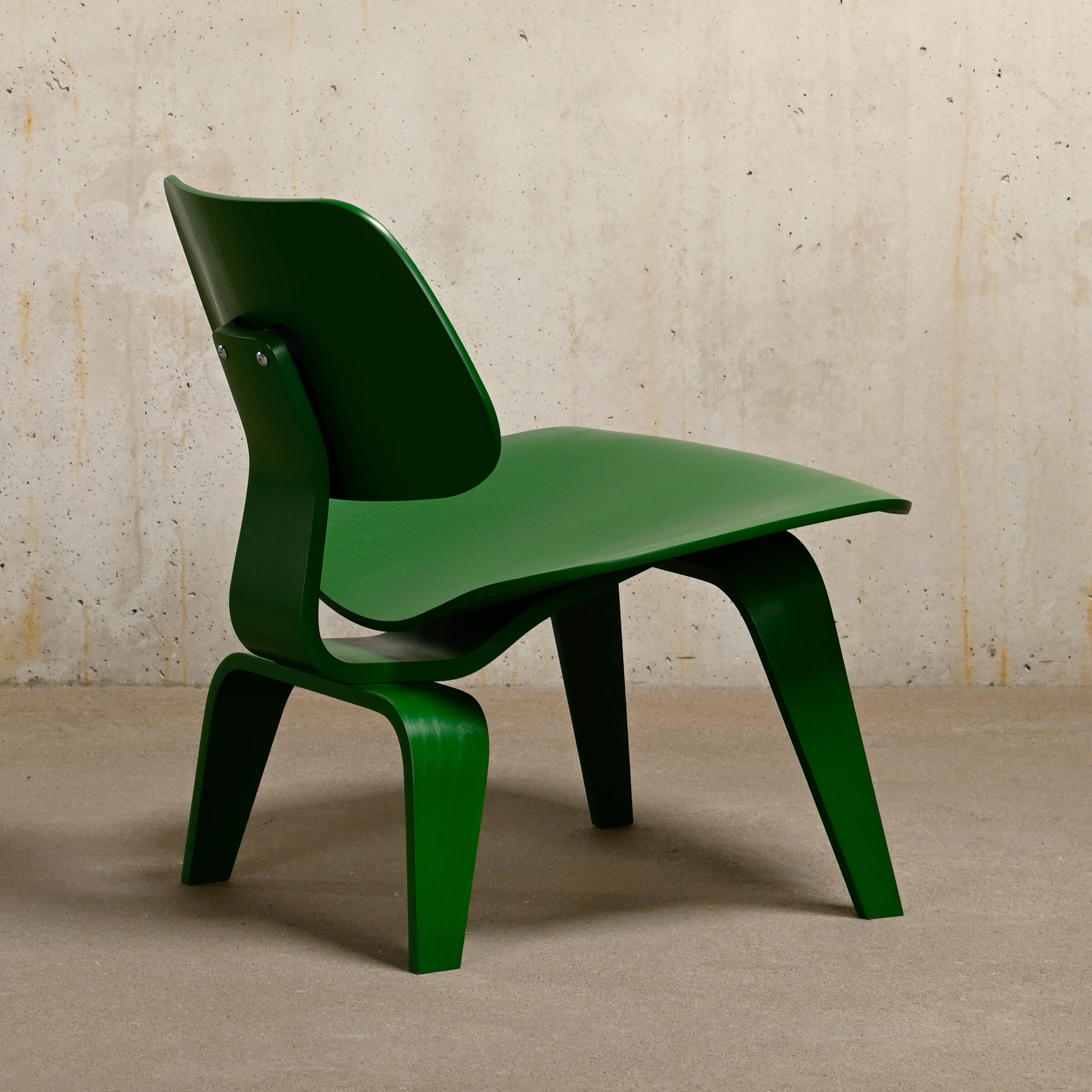Chauffeuse Charles & Ray Eames LCW HAY collection pour Herman Miller