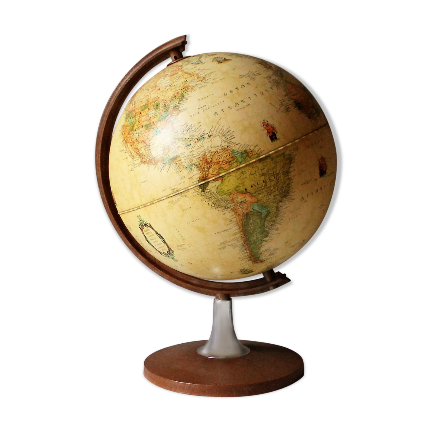 Vintage world-map lamp