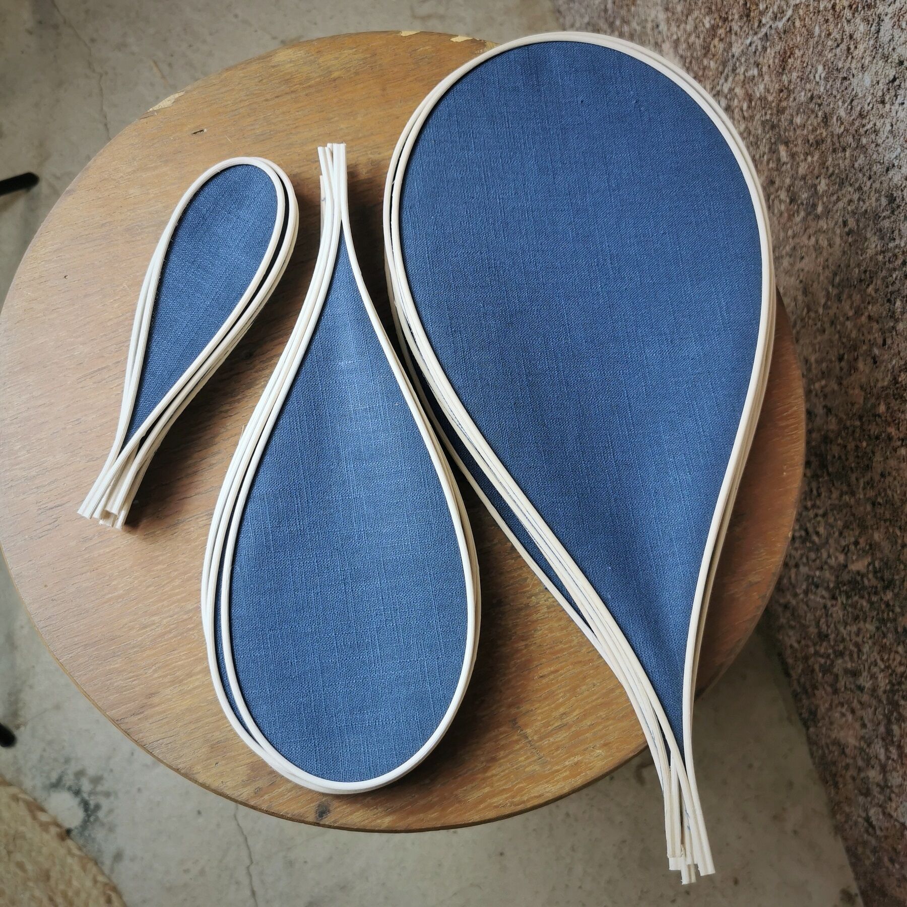 Flower suspension in linen, rattan and vintage old globe