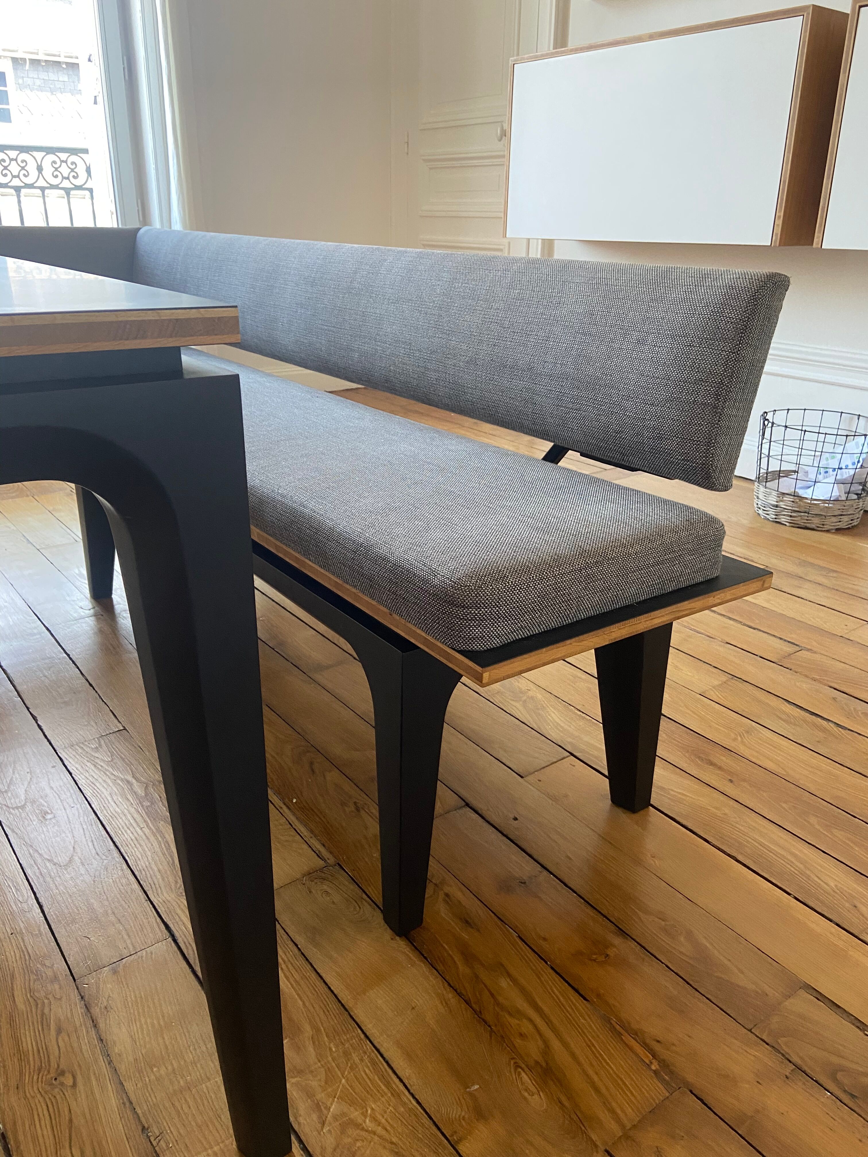 Vente : Table de salle à manger carrée sur mesure + banquette d'angle — lot