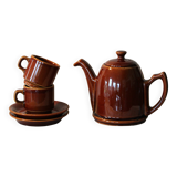 Vintage bistro teapot and two cups