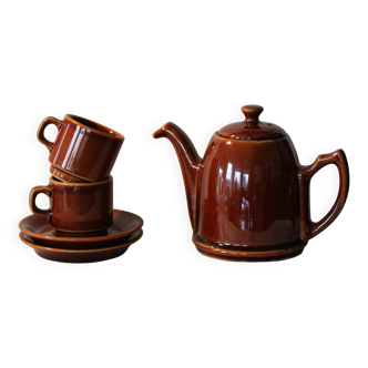 Vintage bistro teapot and two cups