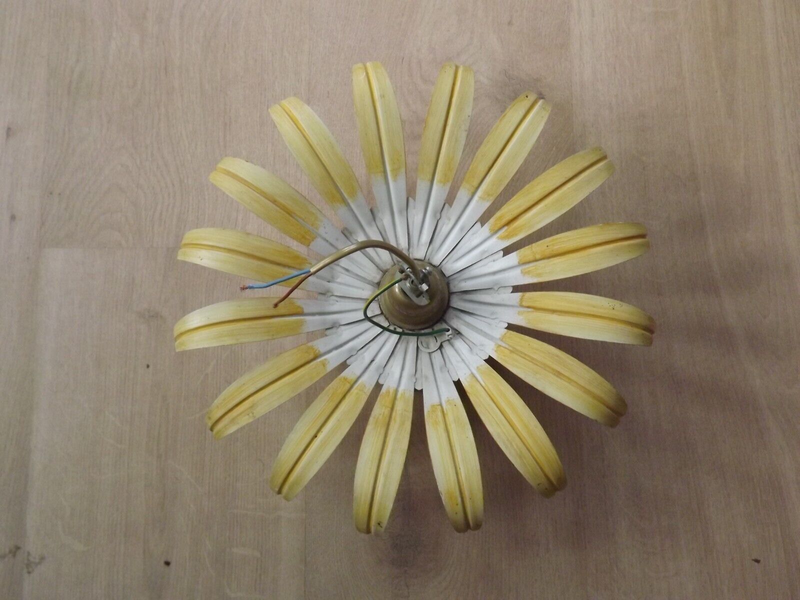 Ceiling light yellow &green leaves one central bulb