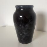 Vase en faience noir marbré