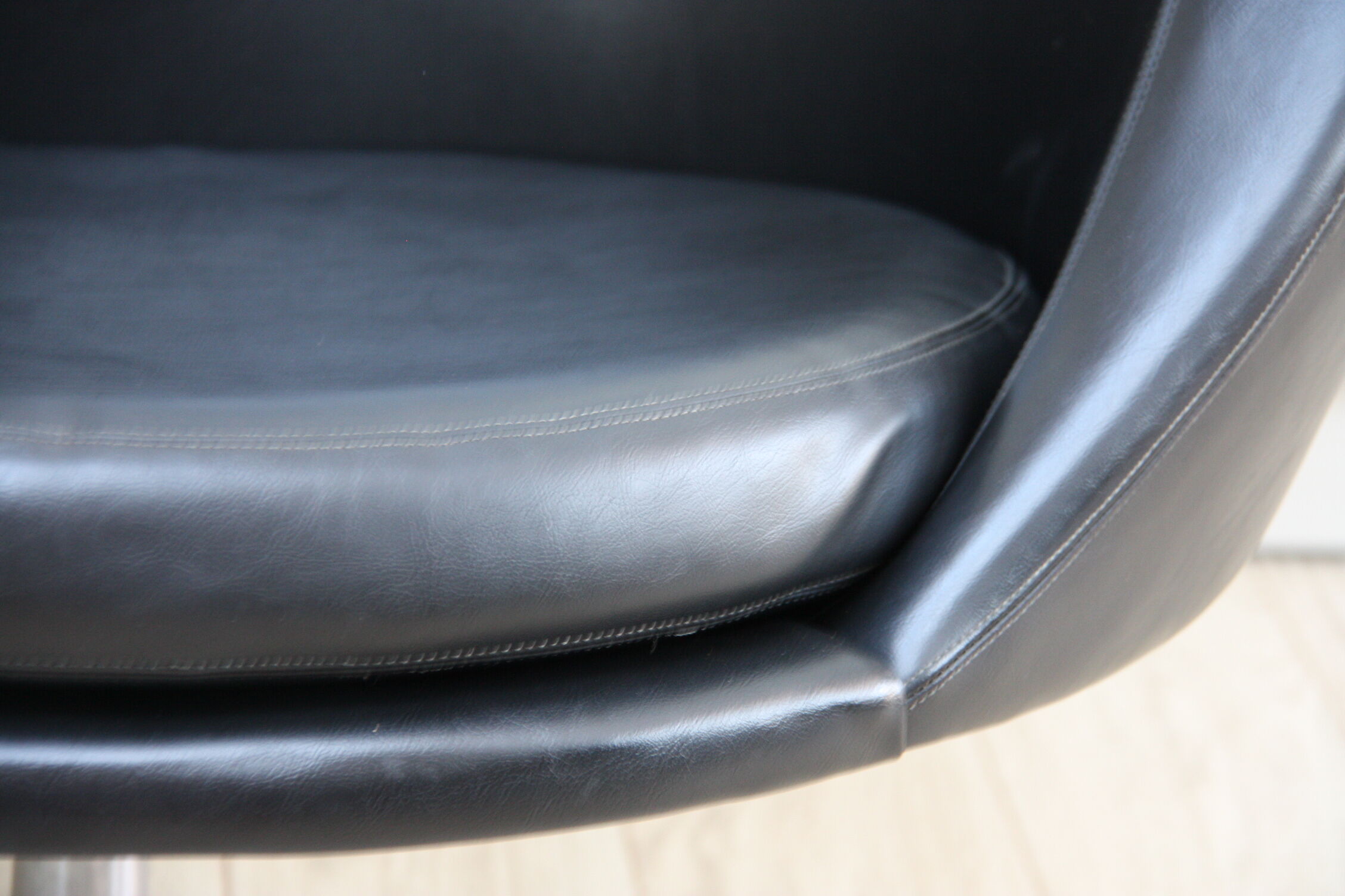 Fauteuil pivotant vintage en similicuir noir par Pastoe 60s