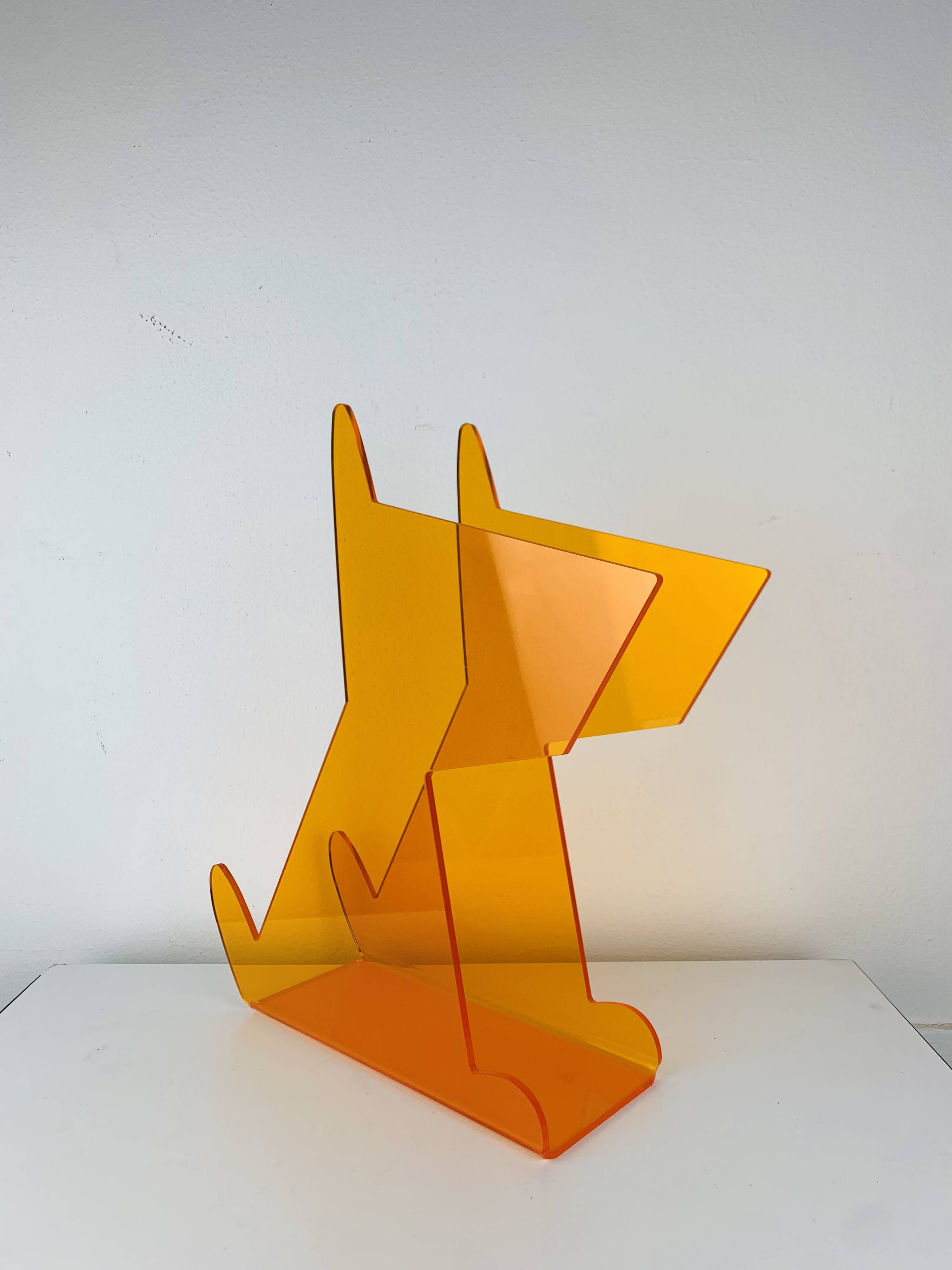 Porte-revues chien en plexiglas orange, vintage