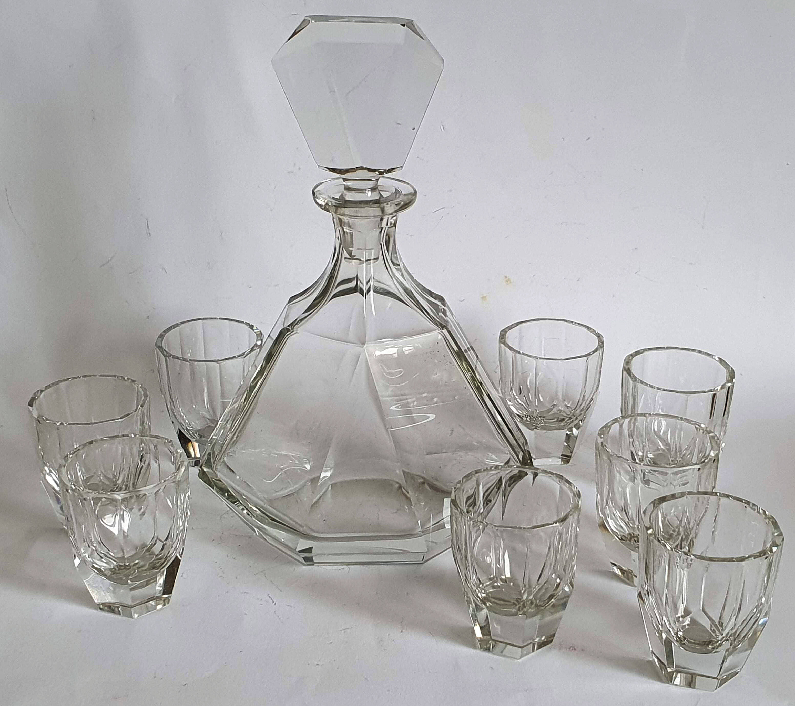 Crystal whisky decanter and 8 glasses