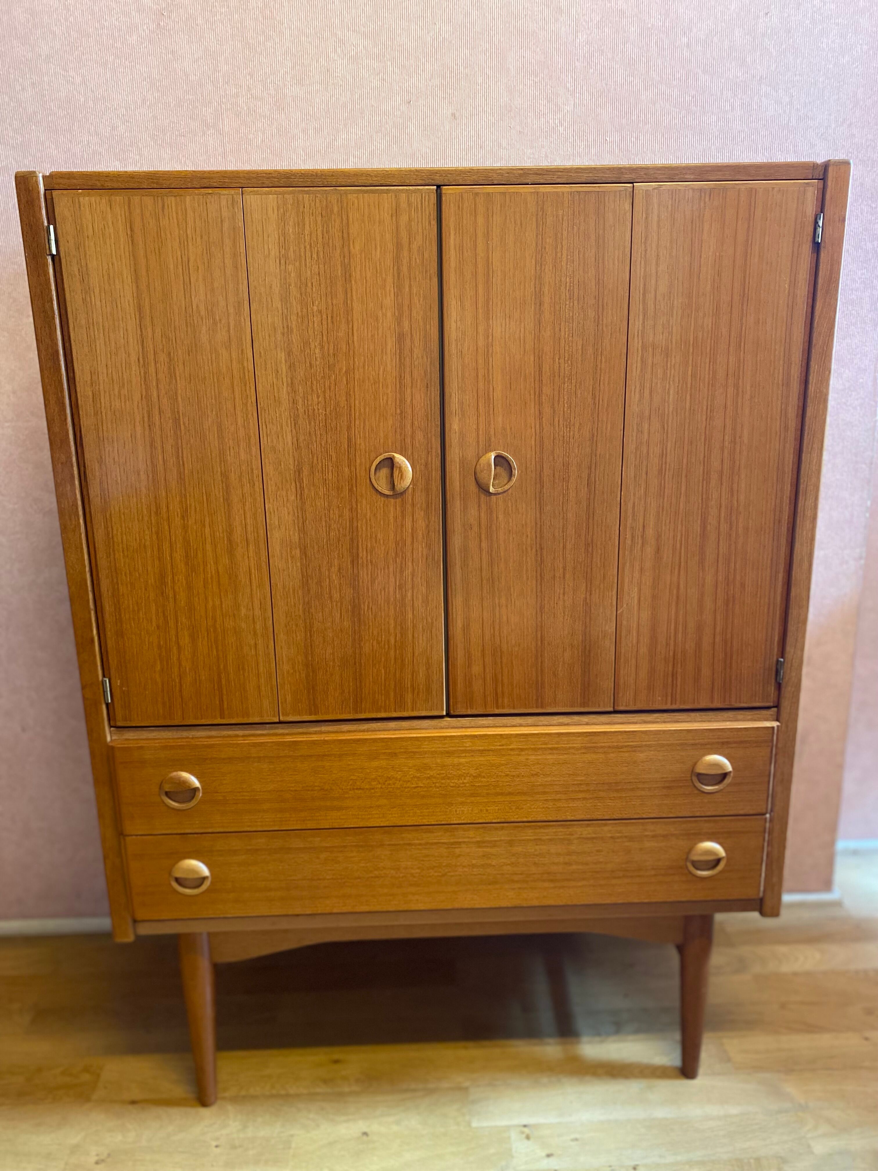 TV stand from the 50s, 2 drawer, 2 accordion doors. Perfect condition.