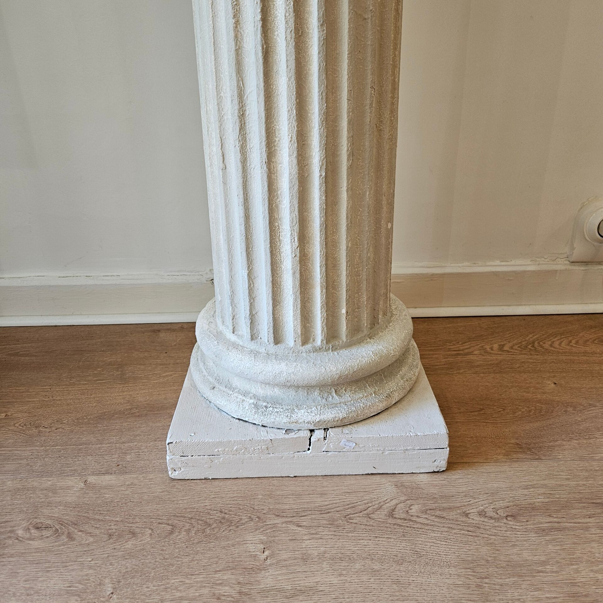 Fluted plaster column
