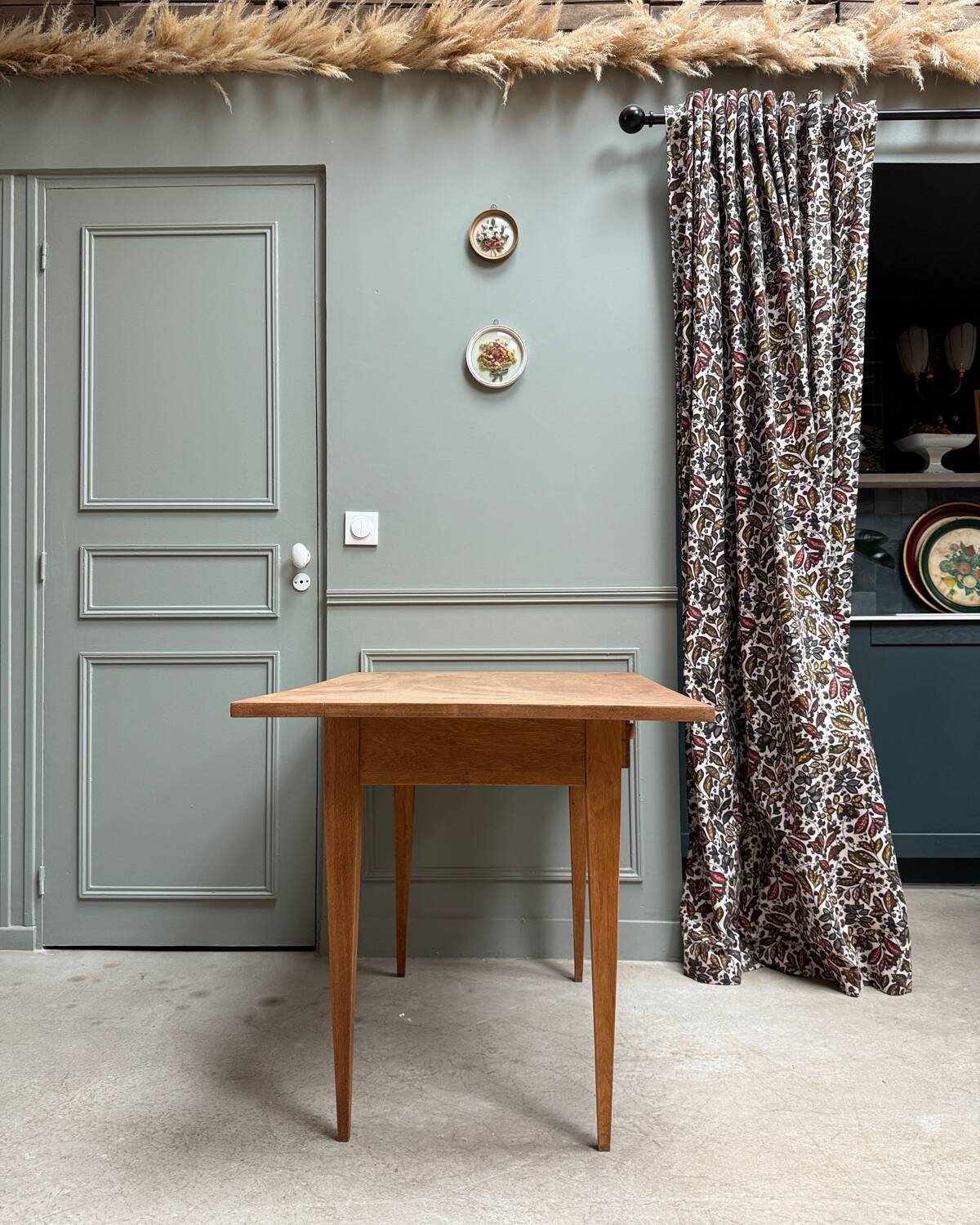 Bureau vintage aux pieds fuseaux, rénové