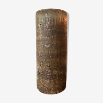 Cylindrical vase in raw sandstone