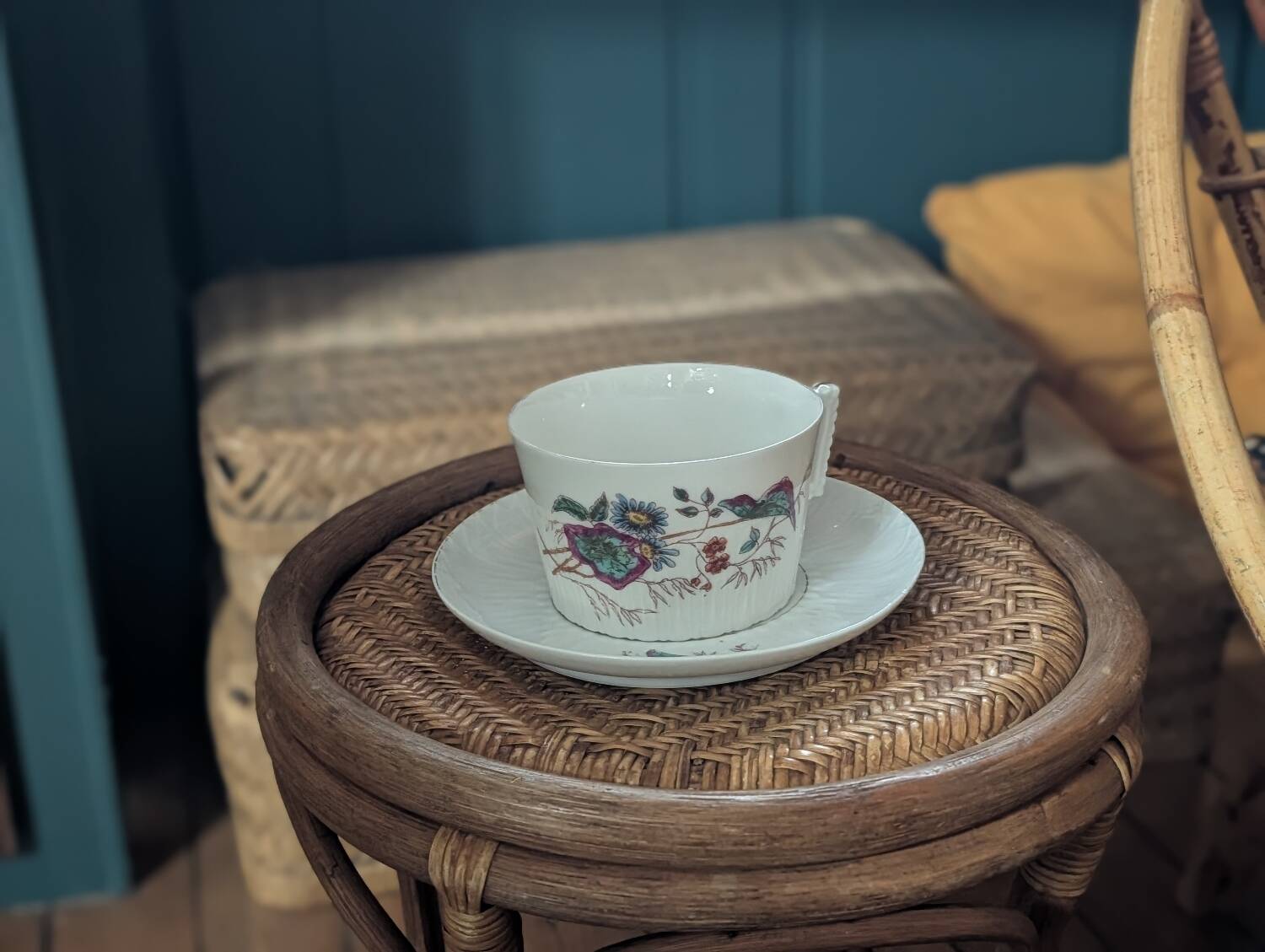 Fine porcelain breakfast cup with floral decoration, 1930-1940.