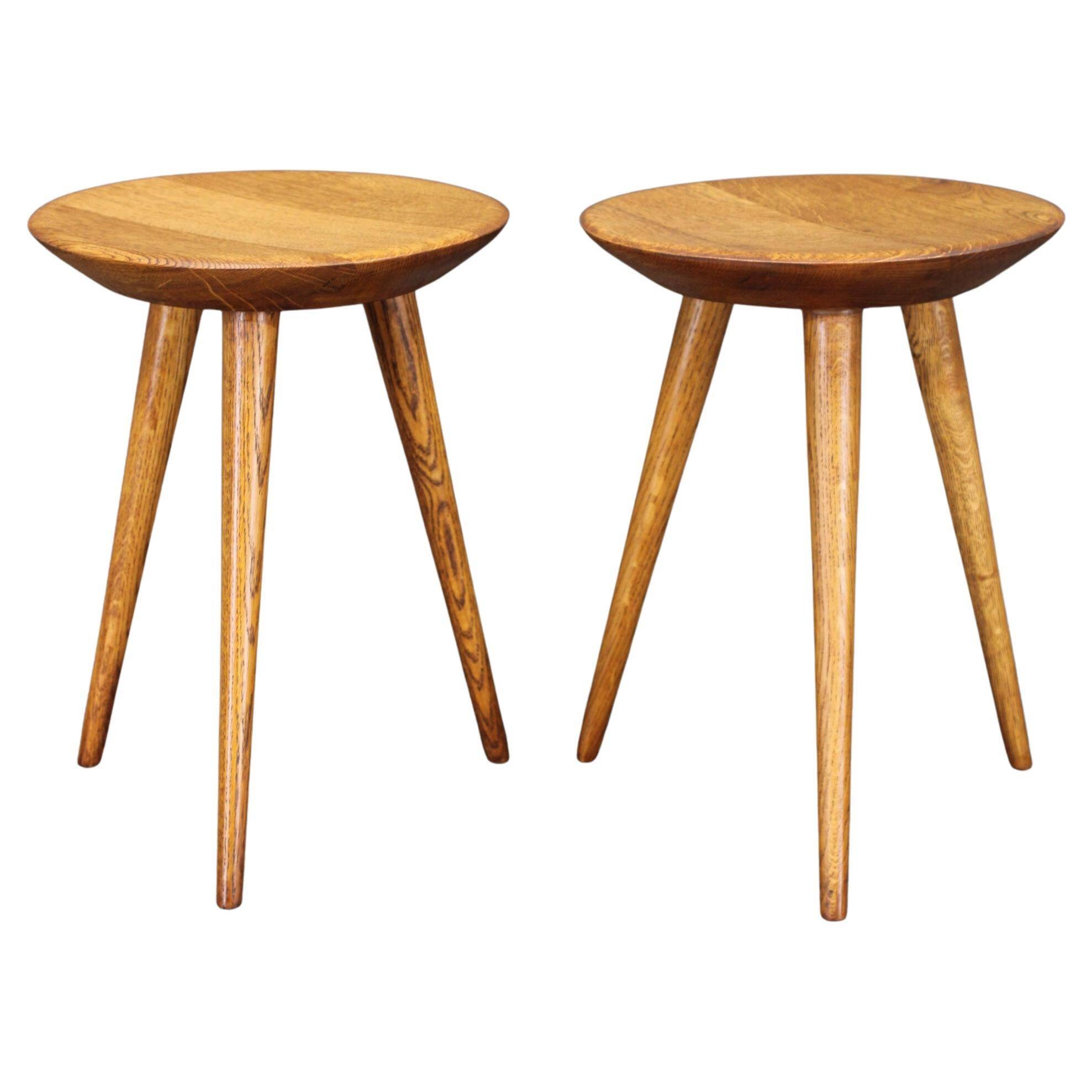Paire de tabourets trépieds en chêne tchécoslovaque des années 1960, de la marque ULUV, restaurée et de style rustique mid-century.
