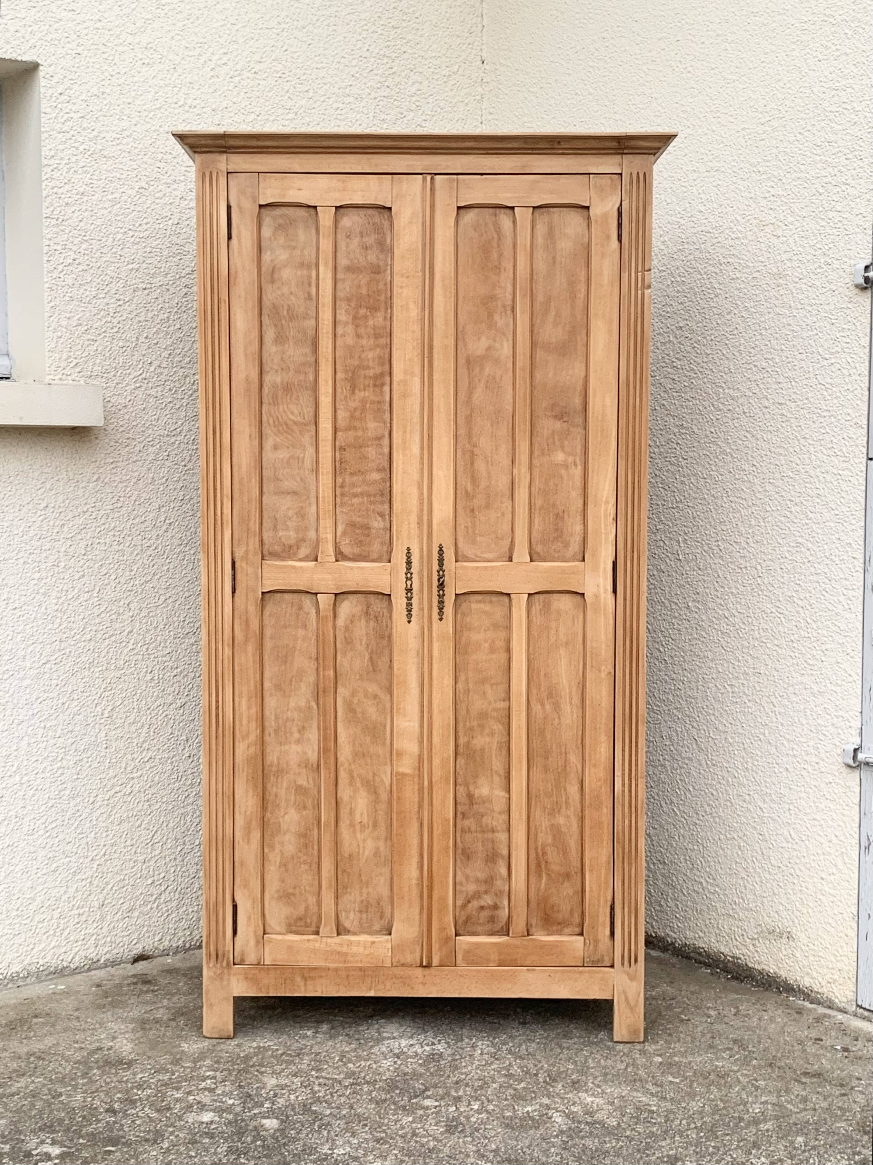 Armoire parisienne panneautée en bois brut, 1930