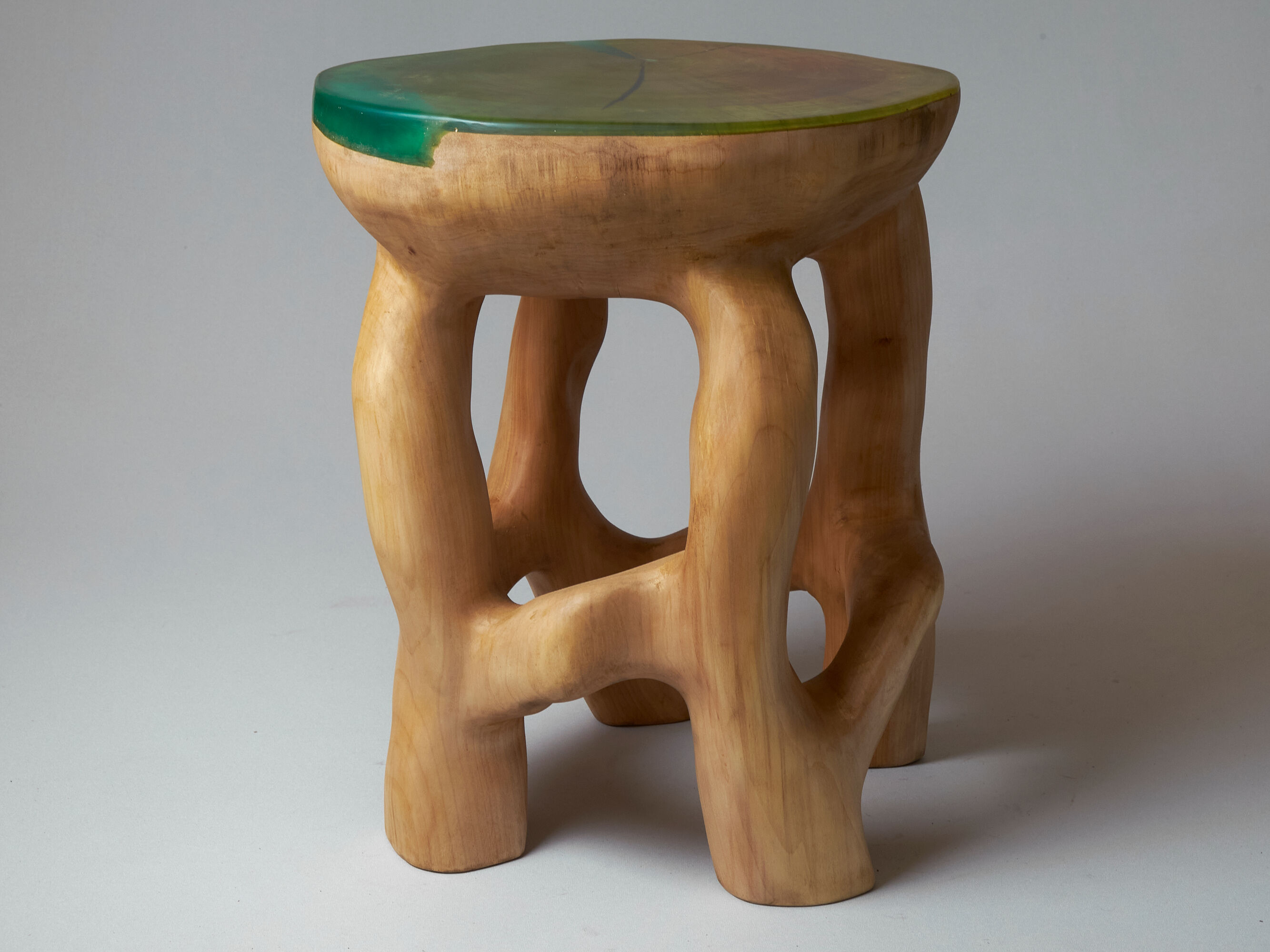 Tabouret sculpté unique à partir d'une seule pièce de bois