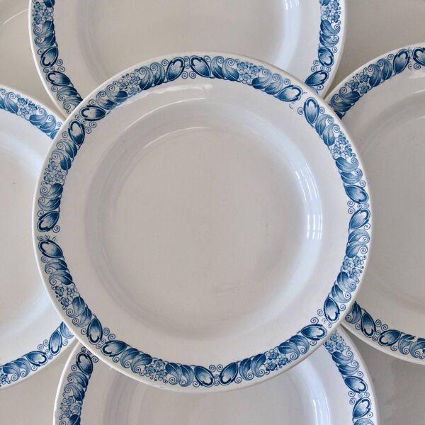 9 assiettes anciennes terre de fer signées Longchamp ''Marcel