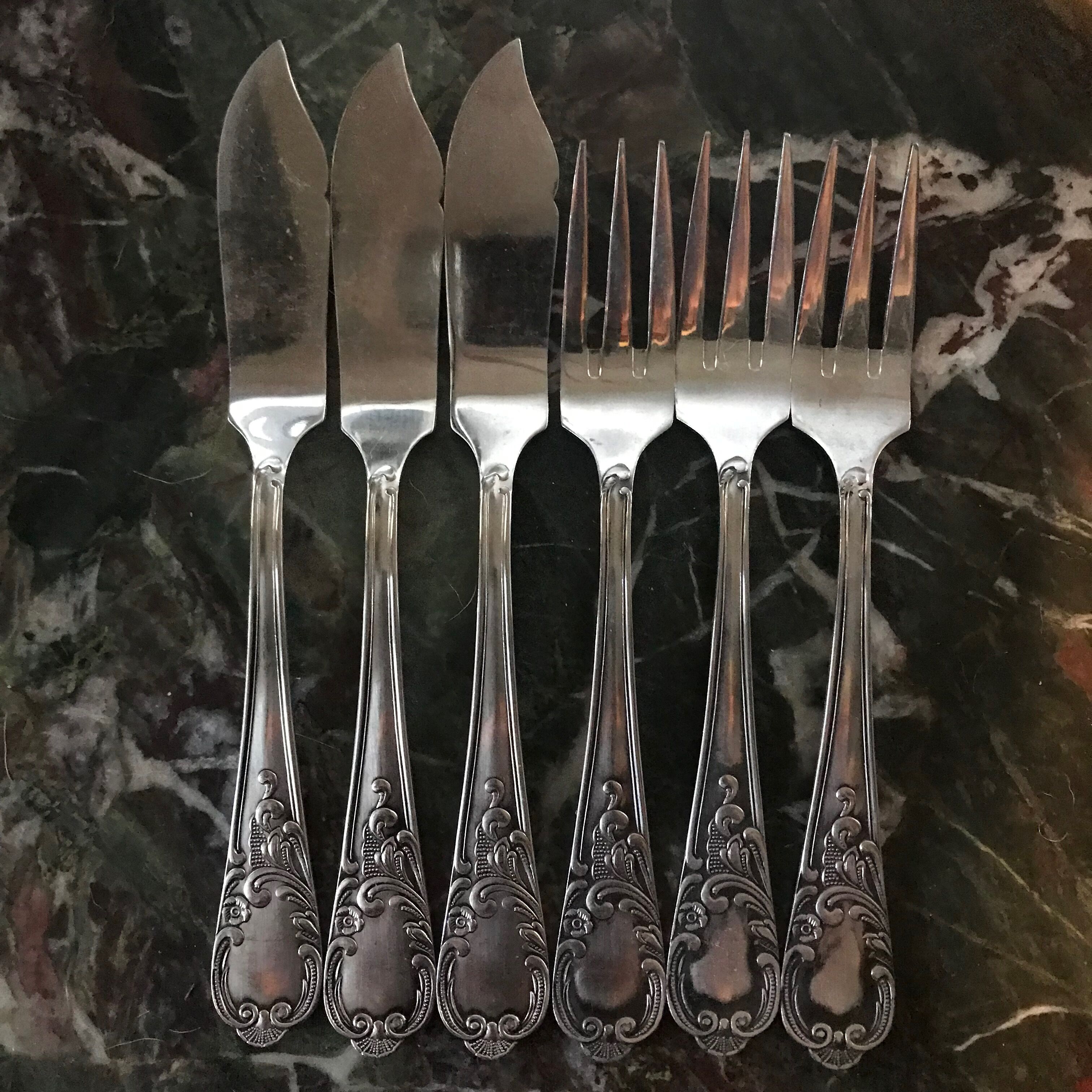 Pop-up Christmas 2022 Fish cutlery (3 knives and 3 forks) silver metal.